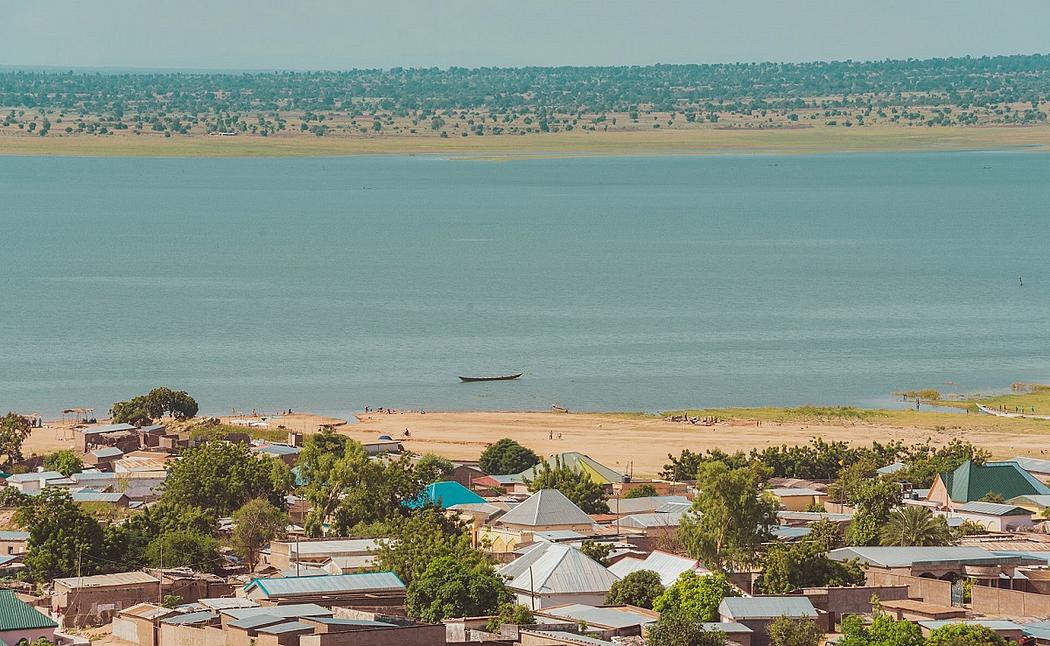 Blick auf eine Siedlung an einem See in der Gemeinde Lagdo in Kamerun