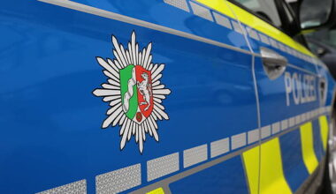 Autofahrerin und Autofahrer gehen in Bielefeld-Quelle aufeinander los