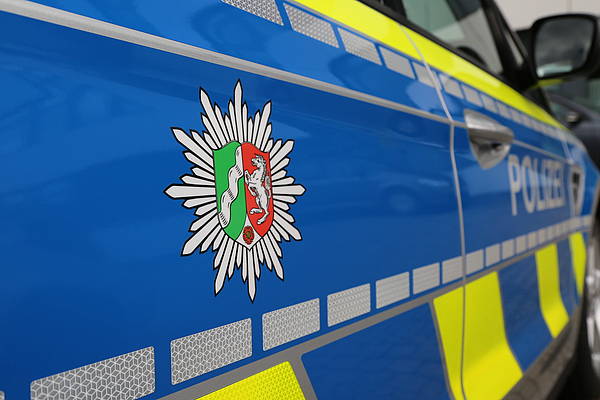 Autofahrerin und Autofahrer gehen in Bielefeld-Quelle aufeinander los