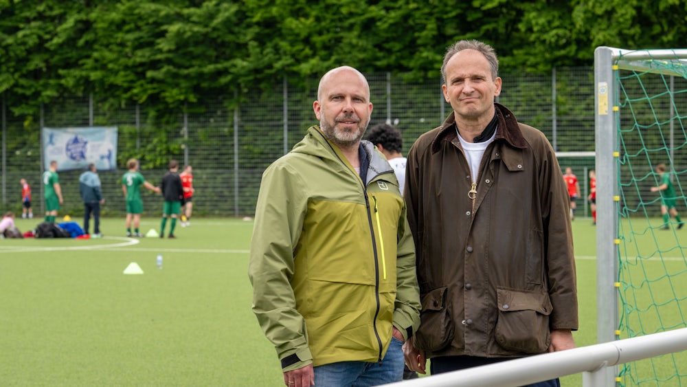 Peter Weinmaier (links) und Harald Frießner sind die Initiatoren des interkulturellen Kleinfeldfußballturniers.