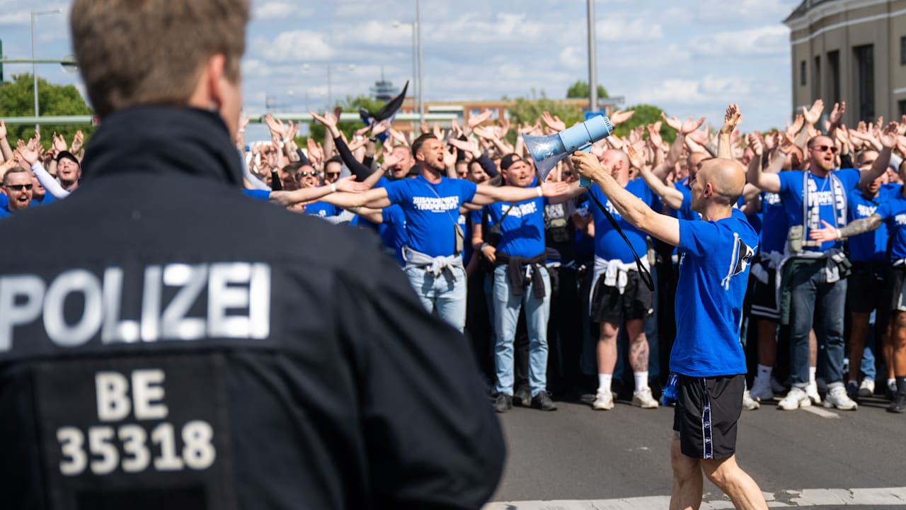 DFB-Pokalfinale: Stuttgart-Fans und Bielefeld-Anhänger feiern Riesen-Party in Berlin | Sport