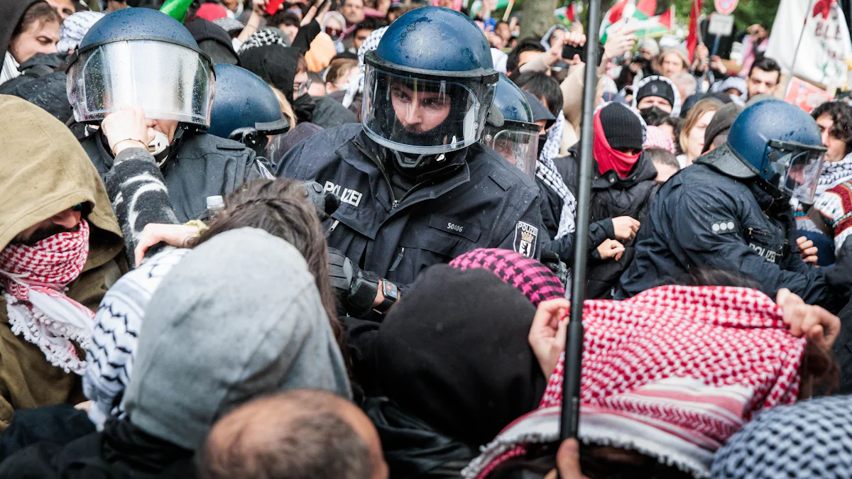 Berlin: Polizist bei Palästinenser-Demo in Kreuzberg schwer verletzt - Politik