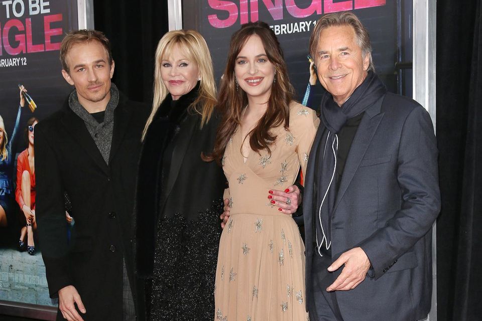 Jesse Johnson mit Stiefmutter Melanie Griffith, Halbschwester Dakota Johnson und Vater Don Johnson bei einer Filmpremiere seiner Halbschwester im Jahr 2016.