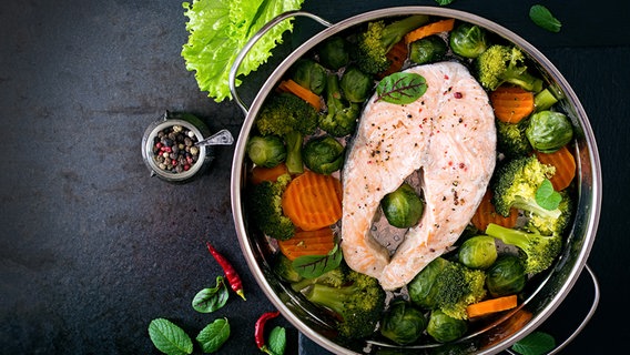 Lachssteak, Brokkoli, Möhrenstücke und Rosenkohl in einer Pfanne © Fotolia.com Foto: timolina