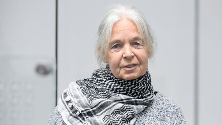 Daniela Klette, ehemaliges Mitglied der militanten deutschen linksradikalen Gruppe Rote Armee Fraktion (RAF), nimmt an einem weiteren Prozesstag vor dem Oberlandesgericht Celle teil. Klette war ein Mitglied der "dritten Generation" der Roten Armee Fraktion, einer linken Terrorgruppe, die in den 1980er und 90er Jahren für politisch motivierte Morde, Entführungen und Anschläge, aber auch für Supermarkt- und Geldtransportüberfälle in den 2000er Jahren verantwortlich war. In diesem Prozess ist sie wegen bewaffneten Raubüberfalls angeklagt. Zwei ihrer Komplizen sind noch auf der Flucht.