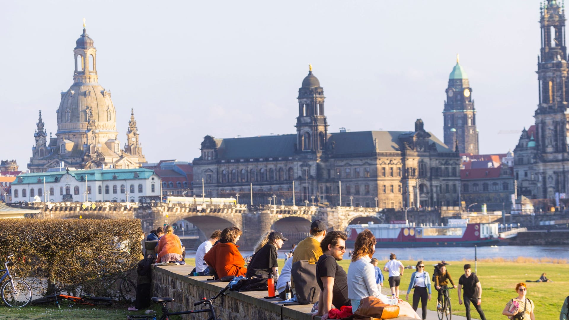 Frühling am Neustädter Elbufer Blick auf die Dresdner Altstadt.