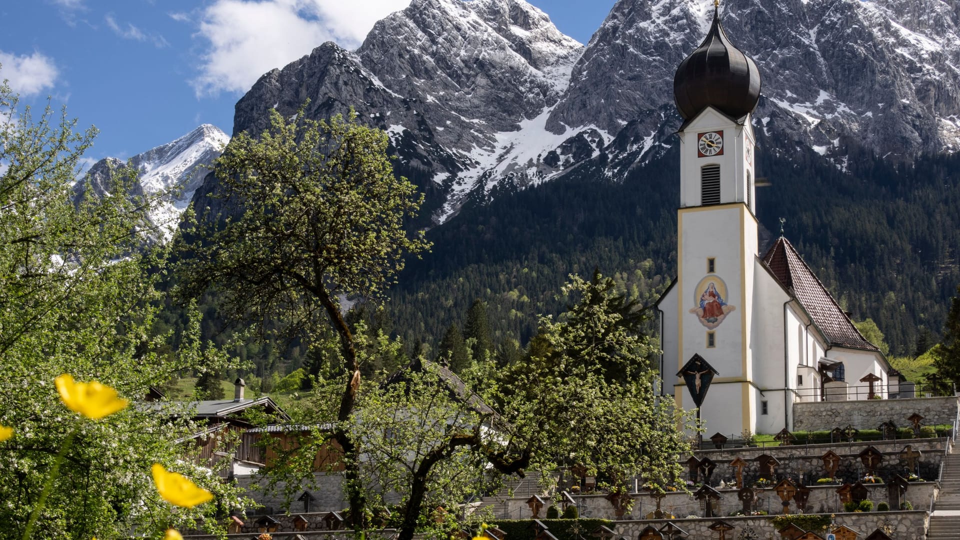 Das Zugspitzdorf Grainau zeigt Gästen die faszinierende Welt der Bienen und der Kräuter.