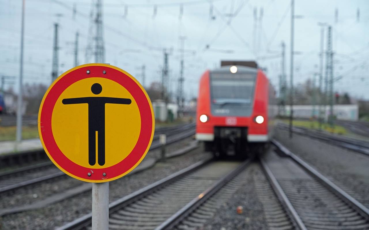 Ein Zug auf dem Gleis