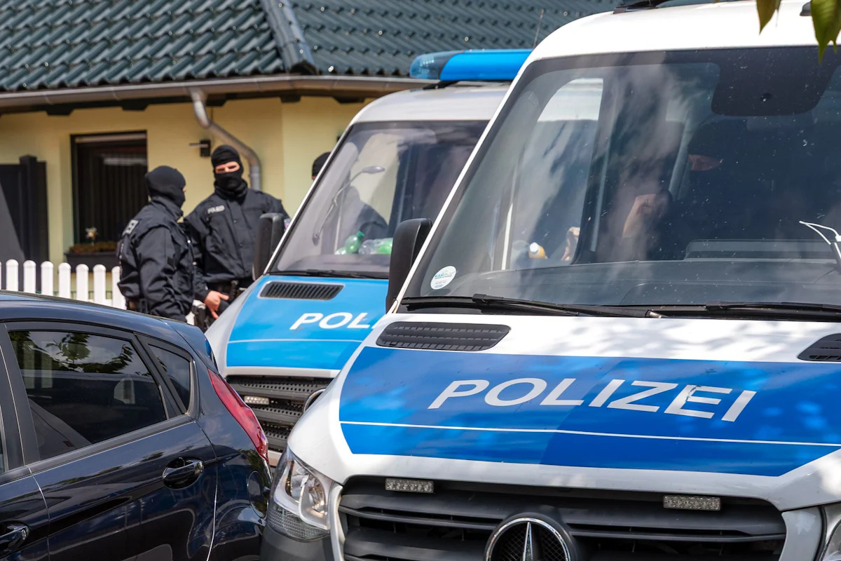 Rechtsextremismus - Rechter Terror? Weitere Verdächtige in Karlsruhe vorgeführt - Politik