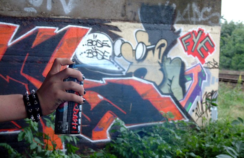 Herner (33) sprüht Graffiti an Brückenpfeiler