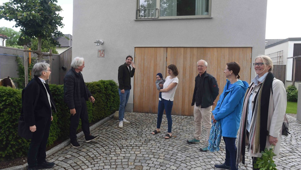 Paul Havermann (zweiter von links), Quirin Havermann, Bettina Havermann (Mitte) und Christian Stadler (dritter von rechts) bei der öffentlichen Besichtigung des Hauses.