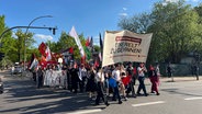 Auf einer Demo demonstrieren mehrere Menschen mit Plakaten. © NDR / Ingmar Schmidt 