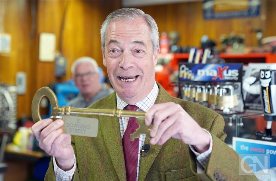 Der Brexit-Vorkämpfer und Chef der rechtspopulistischen Partei Reform UK, Nigel Farage, träumt bereits vom Schlüssel zum Regierungssitz 10 Downing Street. (Archivbild) Foto: Joe Giddens/PA Wire/dpa