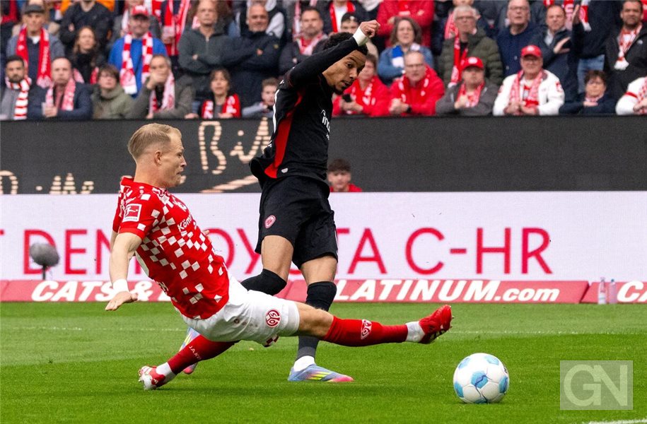 Der FSV Mainz 05 um Andreas Hanche-Olsen (l) und Eintracht Frankfurt um Hugo Ekitiké (r) lieferten sich ein hitziges Derby Foto: Torsten Silz/dpa