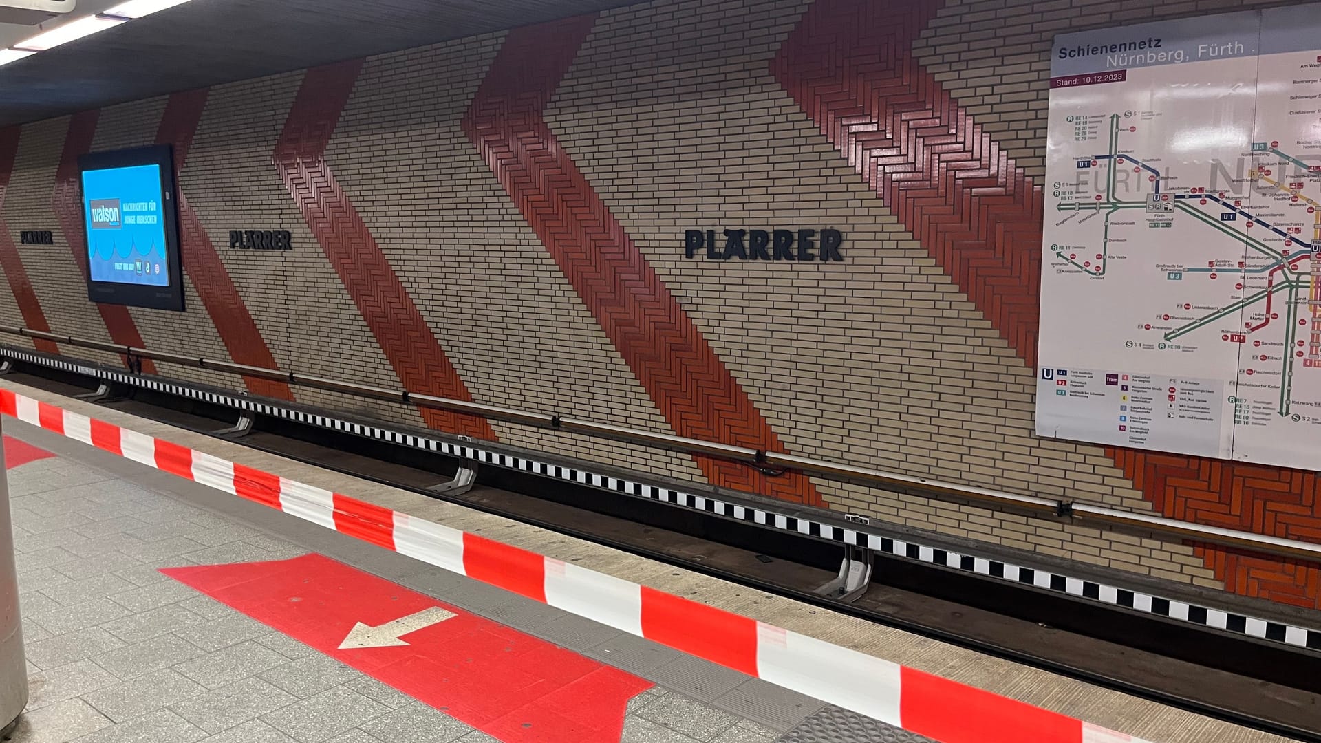 Der U-Bahnhof Plärrer: Die Züge Richtung Norden fahren wegen der Störung nicht wie gewohnt im untersten Stockwerk ab, das Gleis ist abgesperrt.