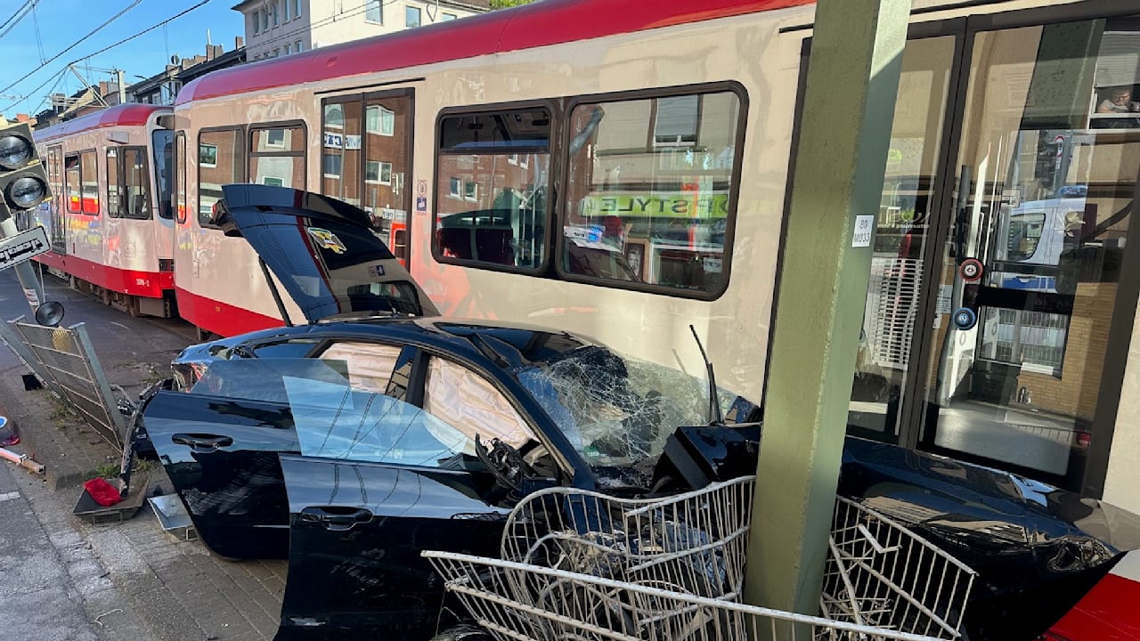Bahn in Dortmund entgleist bei Unfall mit Audi - Fahrer verletzt | Regional