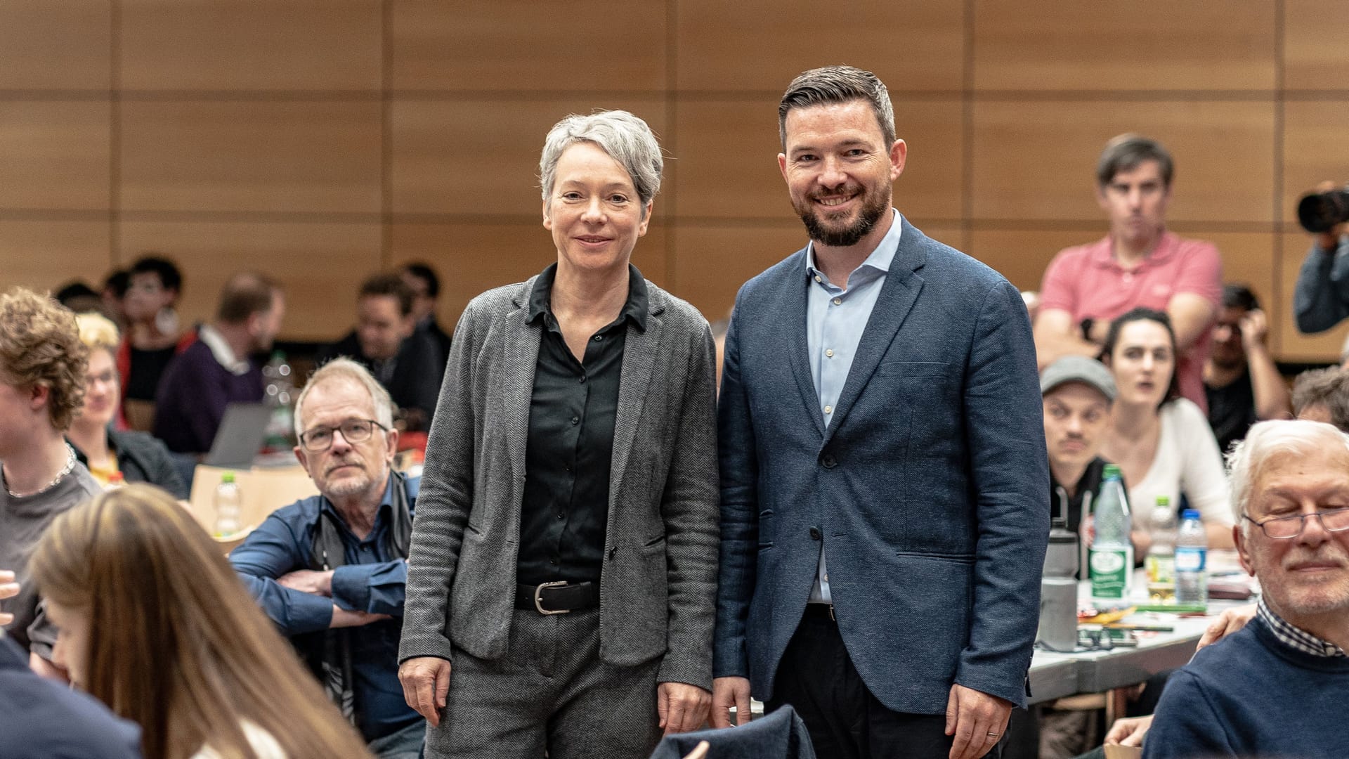 Die beiden Frankfurter SPD-Vorsitzenden Ina Hartwig (l) und Kolja Müller (r) fordern ein AfD-Verbotsverfahren.