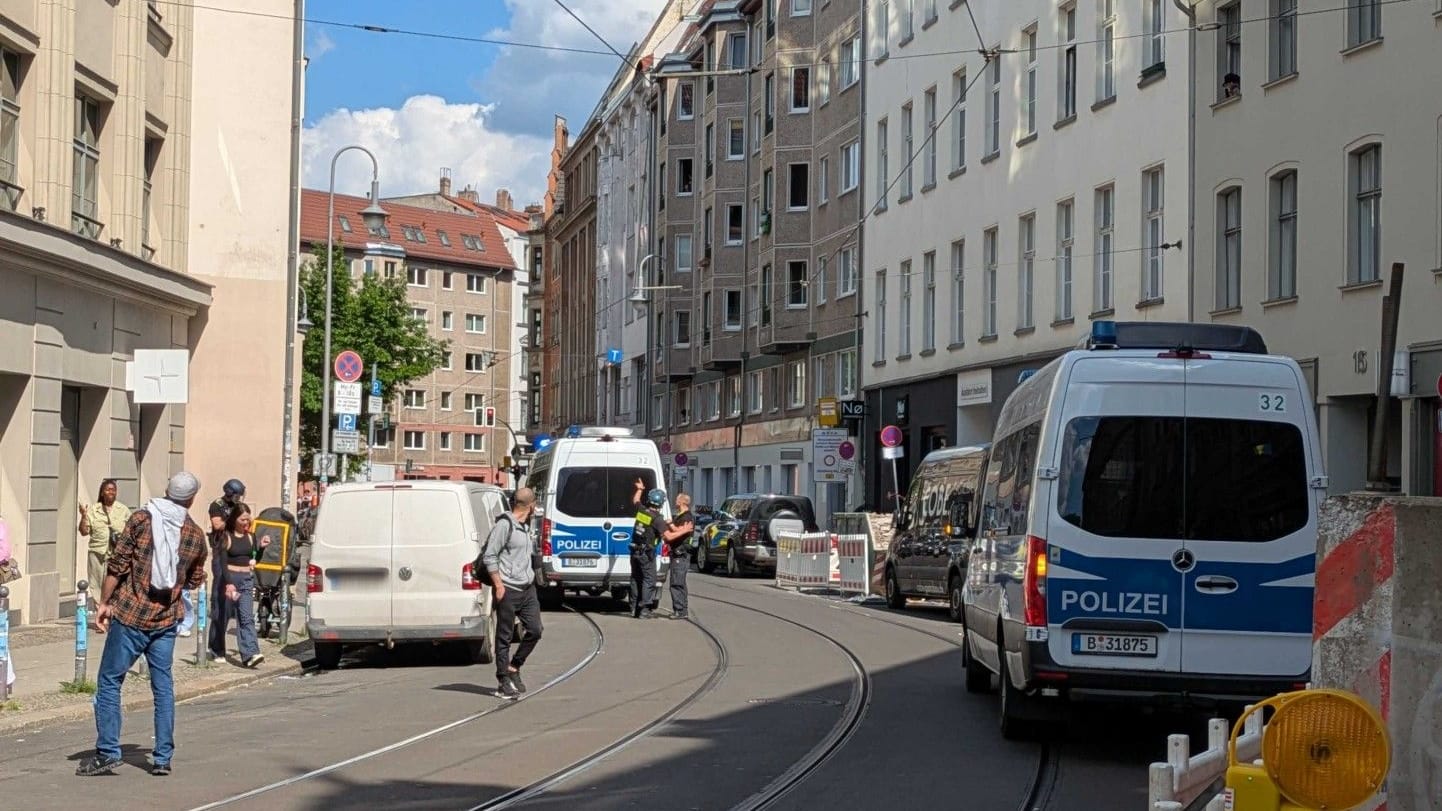 Die gesperrte Straße in Berlin-Mitte: Die Hintergründe des Einsatzes sind noch unklar.