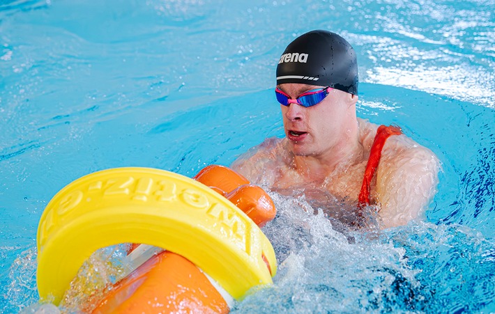 DLRG Rettungsschwimmer brechen vier Weltrekorde in Mönchengladbach