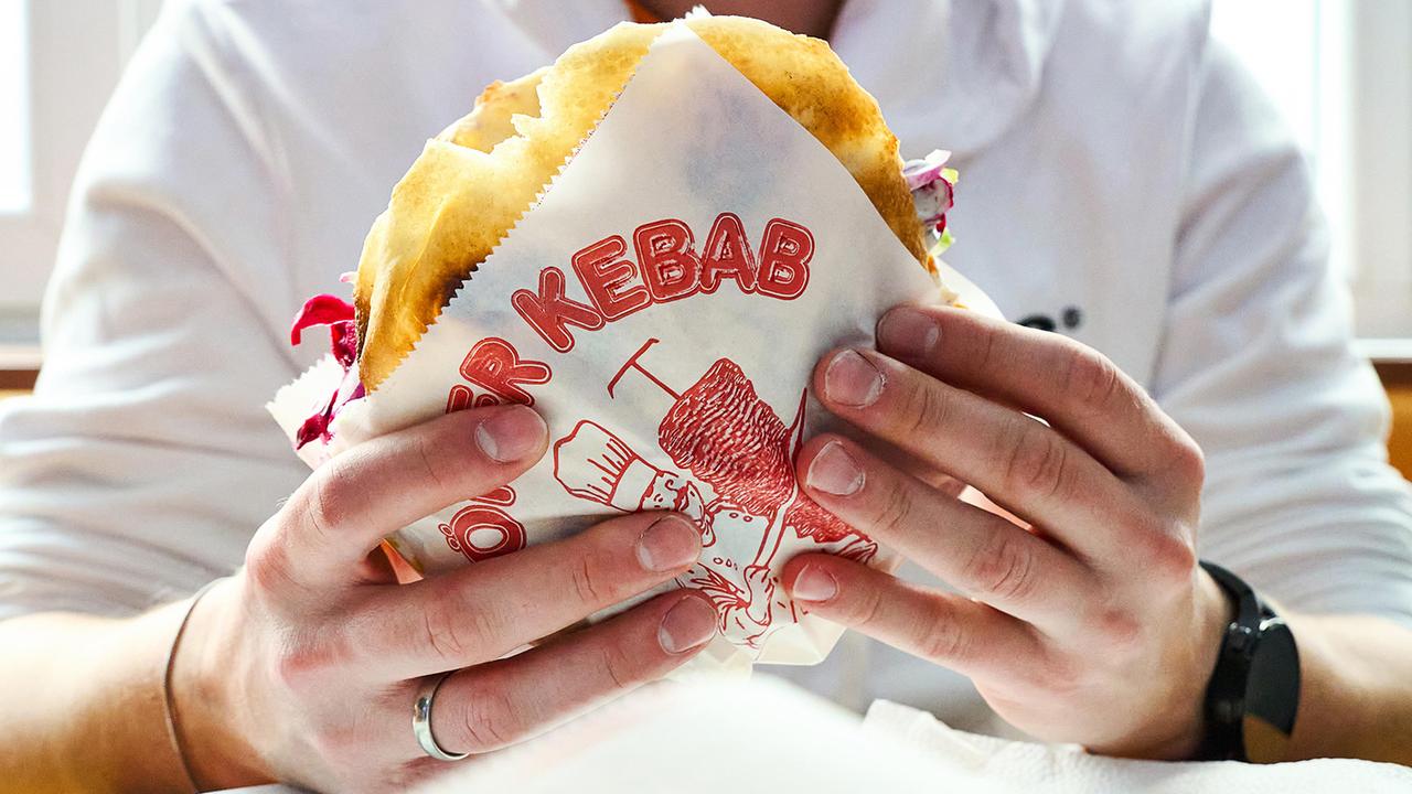 Podcast-Team löst Rätsel um Zeichner des Döner-Logos
