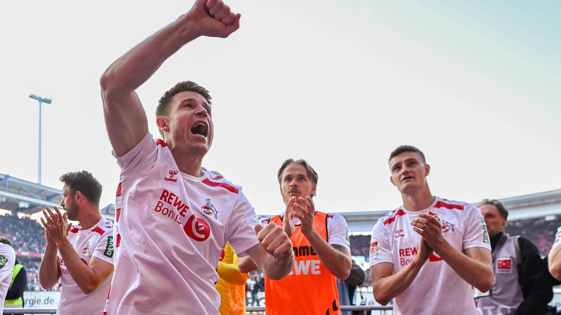 Dominique Heintz jubelt mit seinen Kölner Teamkollegen: Sie wollen zurück in die Bundesliga.