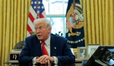 US-Präsident Donald Trump sitzt an seinem Schreibtisch im Oval Office und spricht.