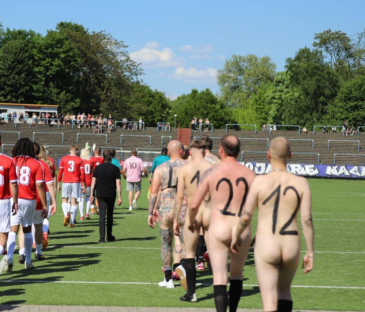 Nackte Fußballer kicken gegen den Kommerz
