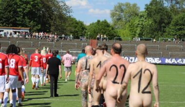 Nackte Fußballer kicken gegen den Kommerz