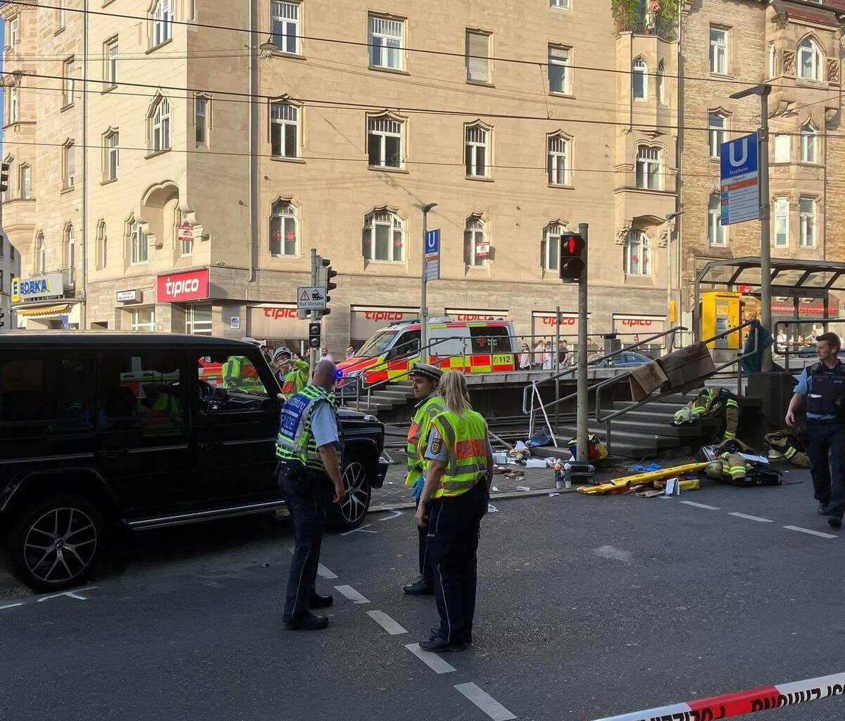Stuttgart: Auto fährt in Personengruppe