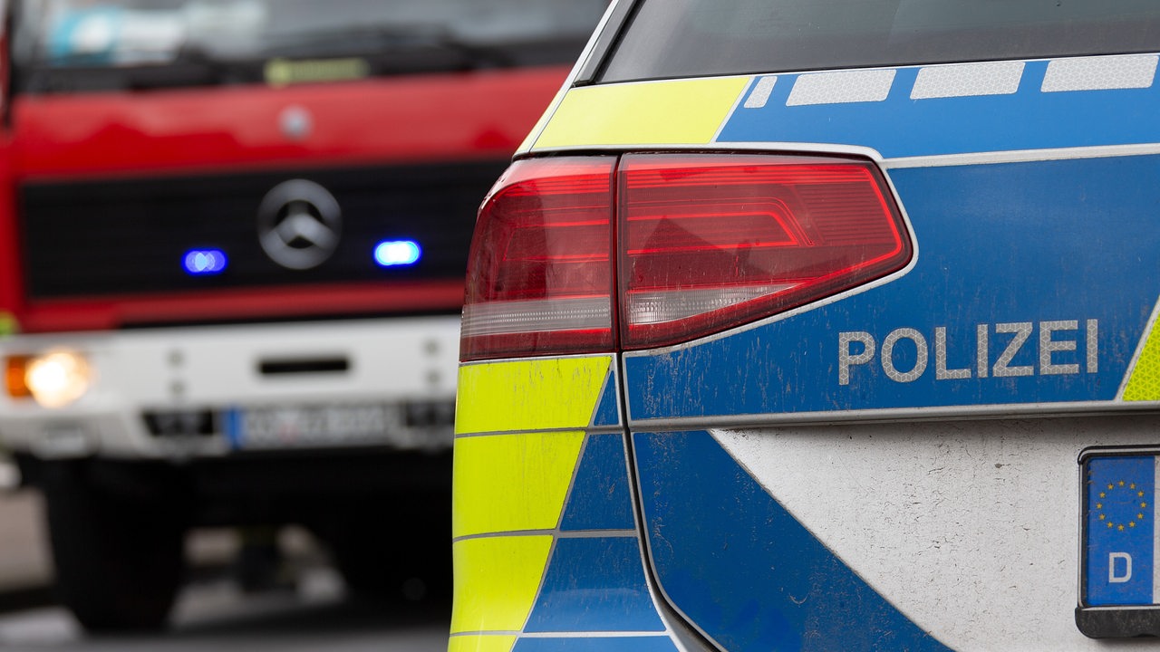 Schuppen, Carport und Oldtimer brennen: Bremer Polizei nimmt Mann fest