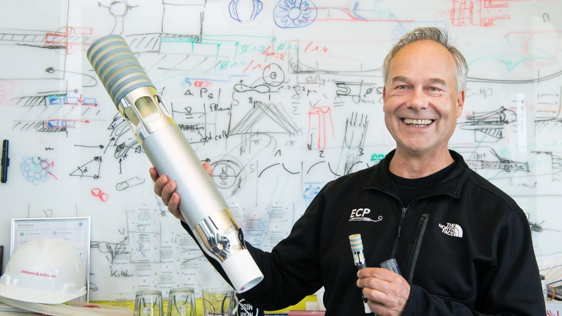 Dr. Thorsten Sieß hält die Herzpumpe in Über- und Miniaturgröße in der Hand: Die Pumpe half hunderttausenden Menschen.
