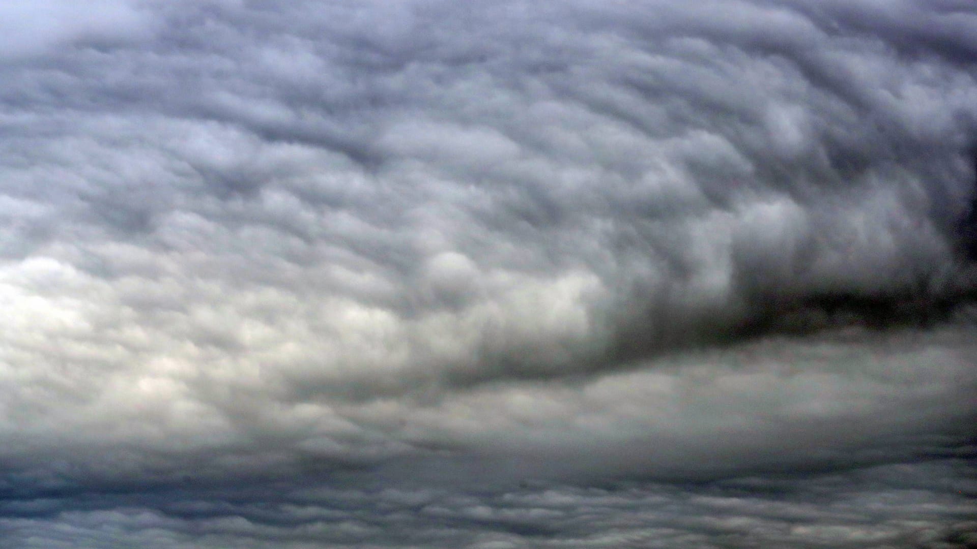 Dunkle Gewitterwolken am Himmel (Symbolfoto): Sachsen erreicht am Freitagabend eine Unwetterfront.