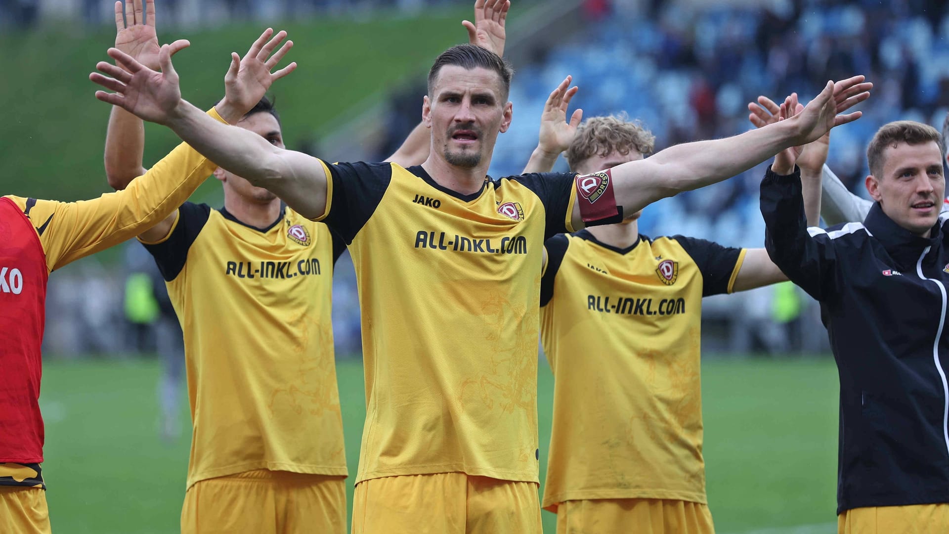 Dynamo-Kapitän Stefan Kutschke feiert den Sieg in Saarbrücken: Mit einem Erfolg in Bielefeld kann Dresden am Samstag vorzeitig in die 2. Liga aufsteigen.