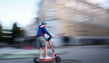 Autofahrer fährt 18-jährigen E-Scooter-Fahrer an