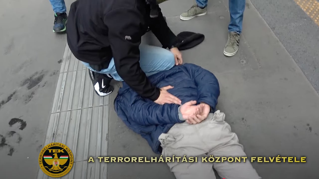 Holocaust-Gedenkstätte: Fahnder fassen Neonazi, der dort Kränze klaute | Regional