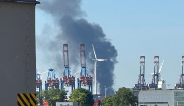 Feuer in Hamburg: Riesige Rauchsäule über dem Hafen | Regional