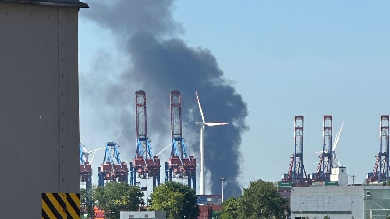 Feuer in Hamburg: Riesige Rauchsäule über dem Hafen | Regional