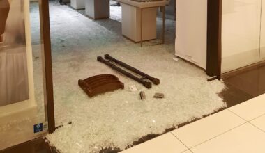 Schmuck aus Berliner Shopping-Mall geraubt: Überfall auf Juwelier mit Gullydeck | Regional