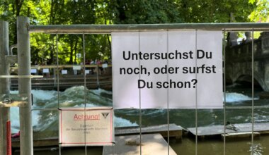 München: Auf Plakaten an der Eisbachwelle demonstrieren Surfer ihren Frust - München