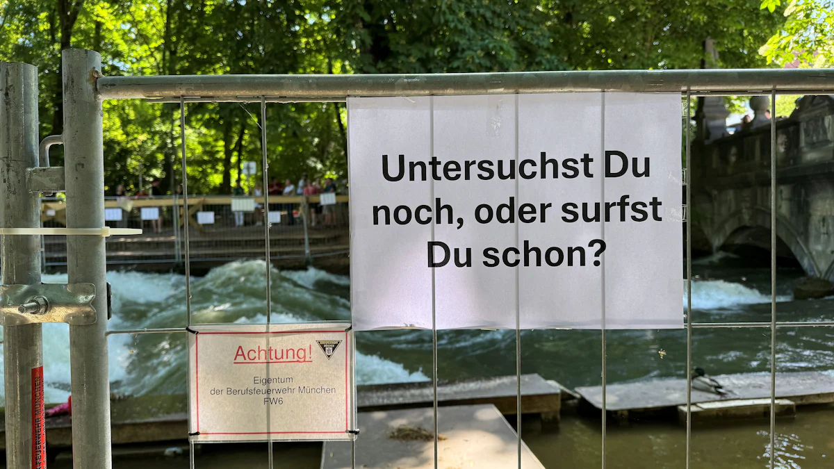 München: Auf Plakaten an der Eisbachwelle demonstrieren Surfer ihren Frust - München