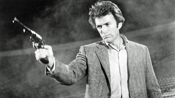 Schauspieler Clint Eastwood in dem Film "Dirty Harry" (1971) © picture alliance / Everett Collection | Courtesy Everett Collection 
