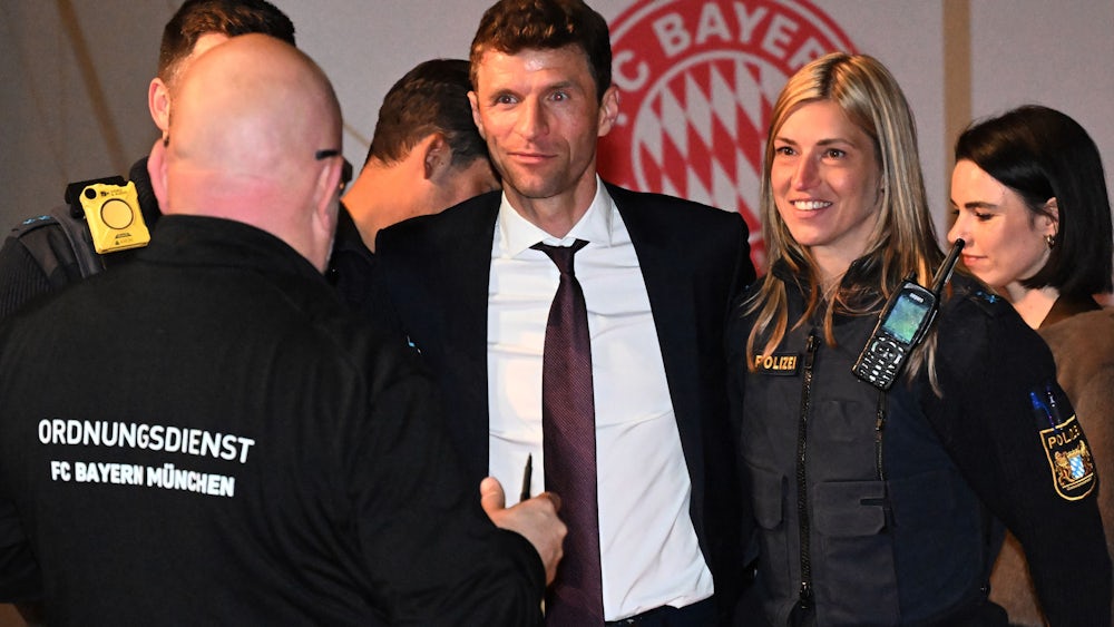 Auch Polizisten sind Fans - und Thomas Müller macht gerne bereitwillig Fotos mit ihnen.