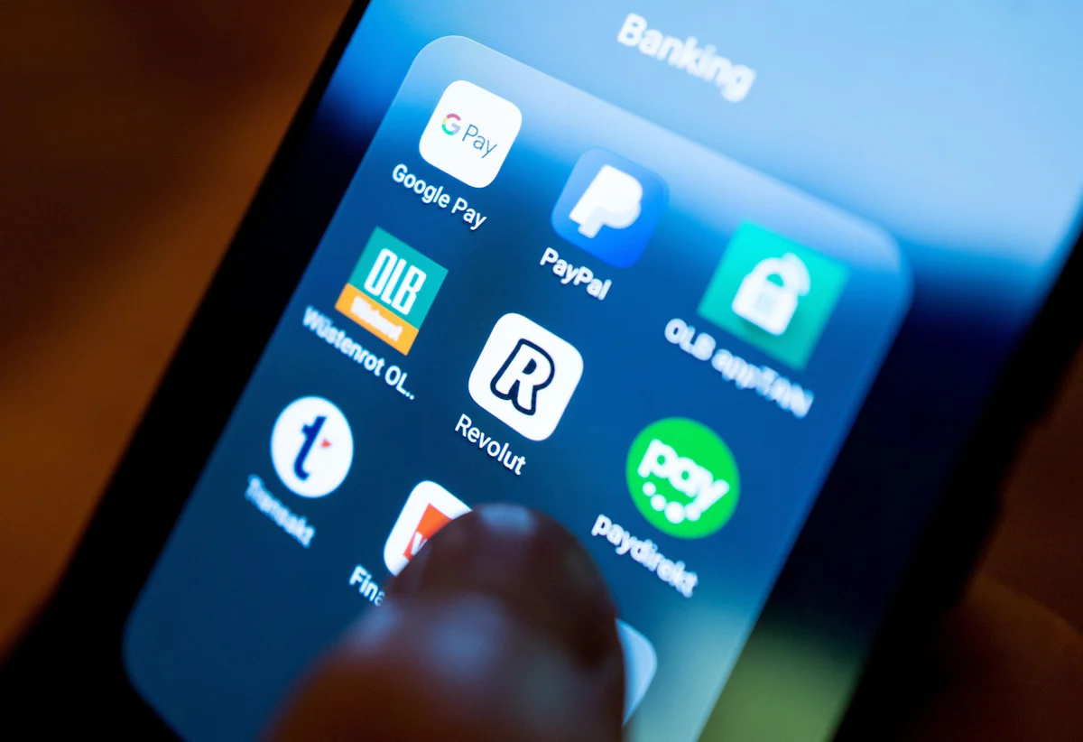 Finanzbranche - Neobank Revolut investiert über eine Milliarde in Frankreich - Wirtschaft