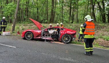 1000-PS-Ferrari kracht auf Landstraße in Brandenburg gegen Baum | Regional