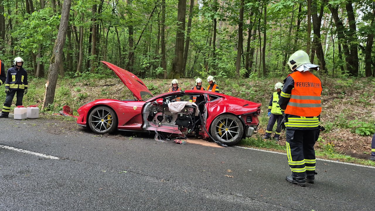 1000-PS-Ferrari kracht auf Landstraße in Brandenburg gegen Baum | Regional