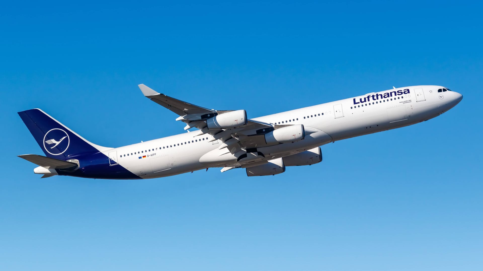Ein Airbus A340-300 der Lufthansa (Archivbild): Weil ein Triebwerk ausfiel, musste eine Lufthansa-Maschine umdrehen und zurück nach New York fliegen.