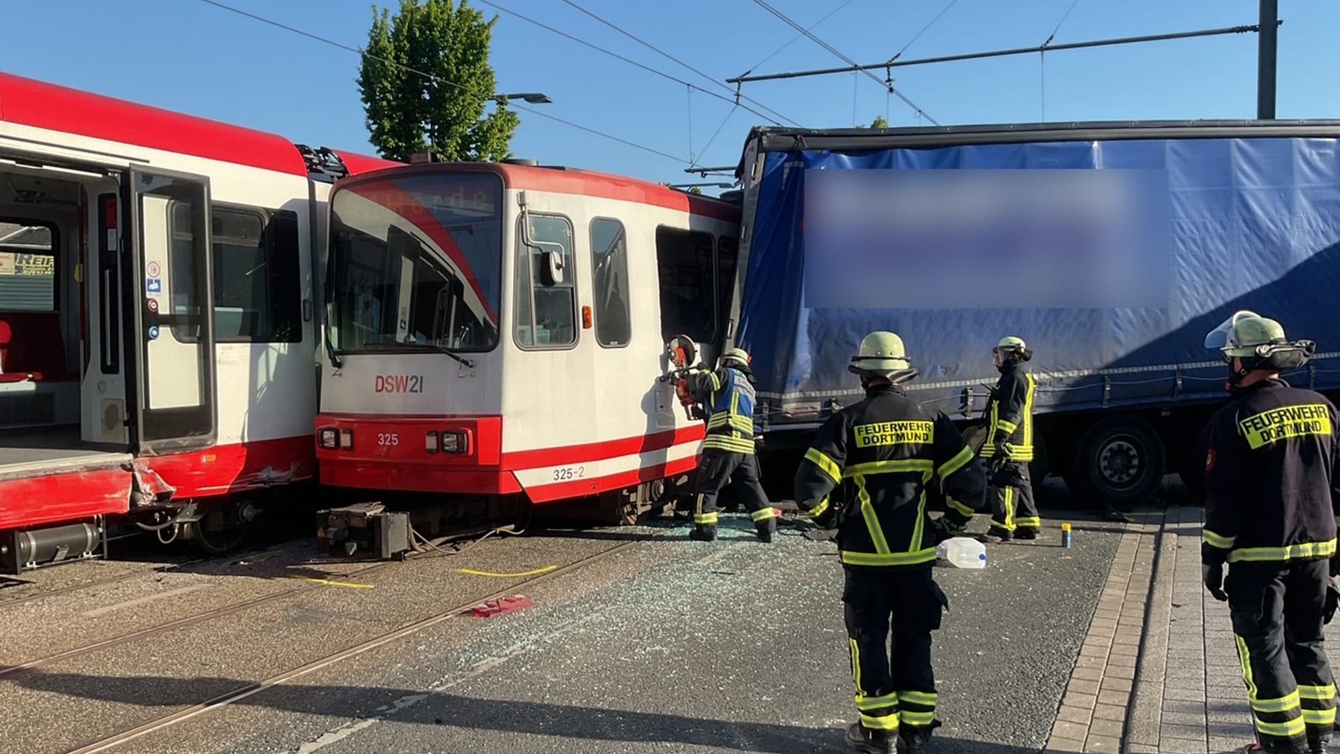 Schwerer Verkehrsunfall zwischen einem LKW und zwei Stadtbahnen