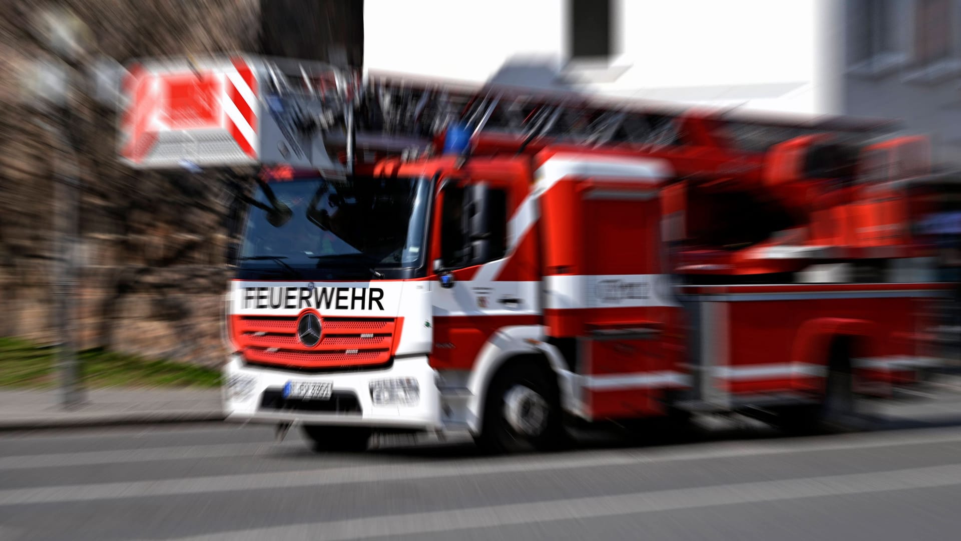 Ein Feuerwehrauto in Nürnberg auf Einsatzfahrt (Archivbild): Die Ursache für den Brand ist noch unklar.