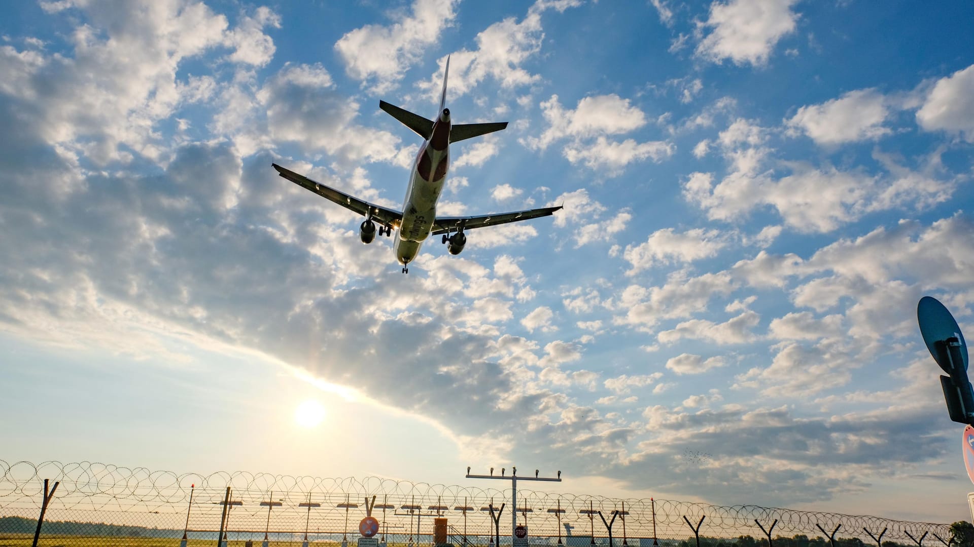 Ein Flugzeug landet am Nürnberger Flughafen (Archivbild): Mehr als 60 Ziele werden direkt angeflogen.