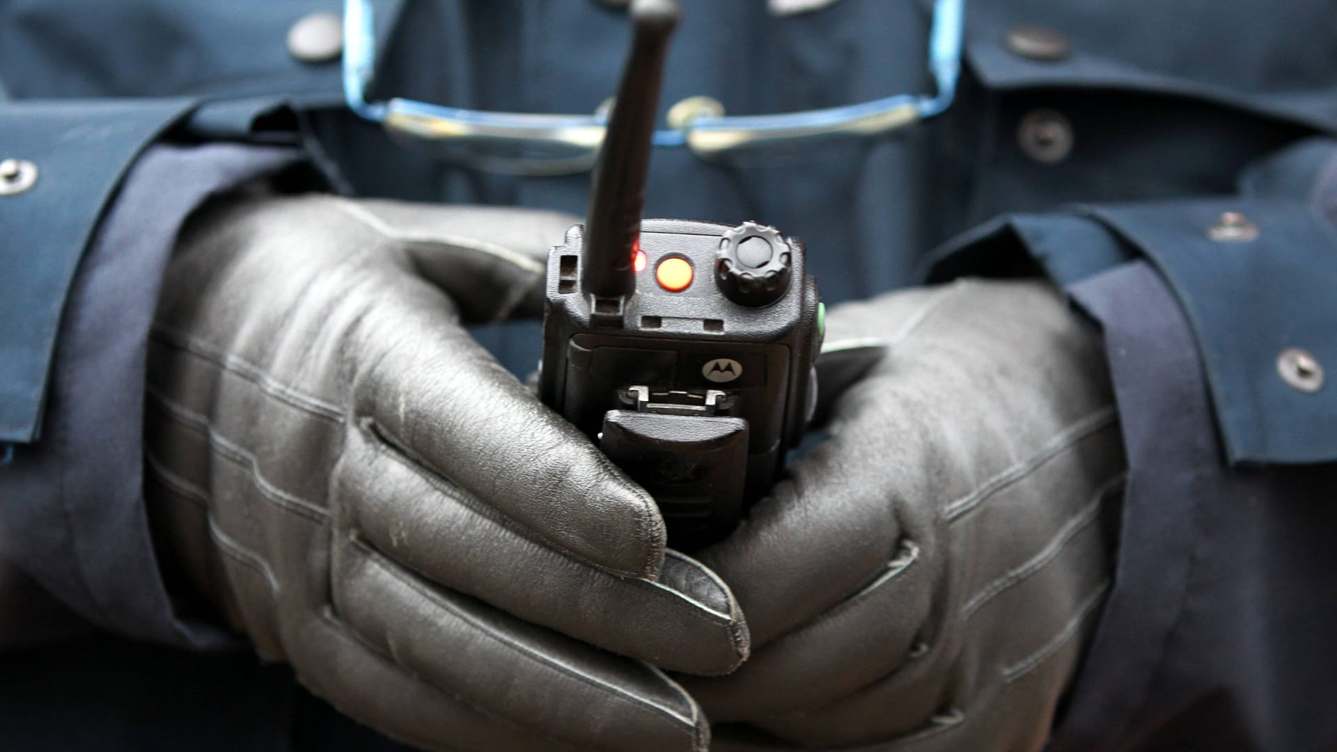 Ein Funkgerät der Polizei (Symbolbild):
